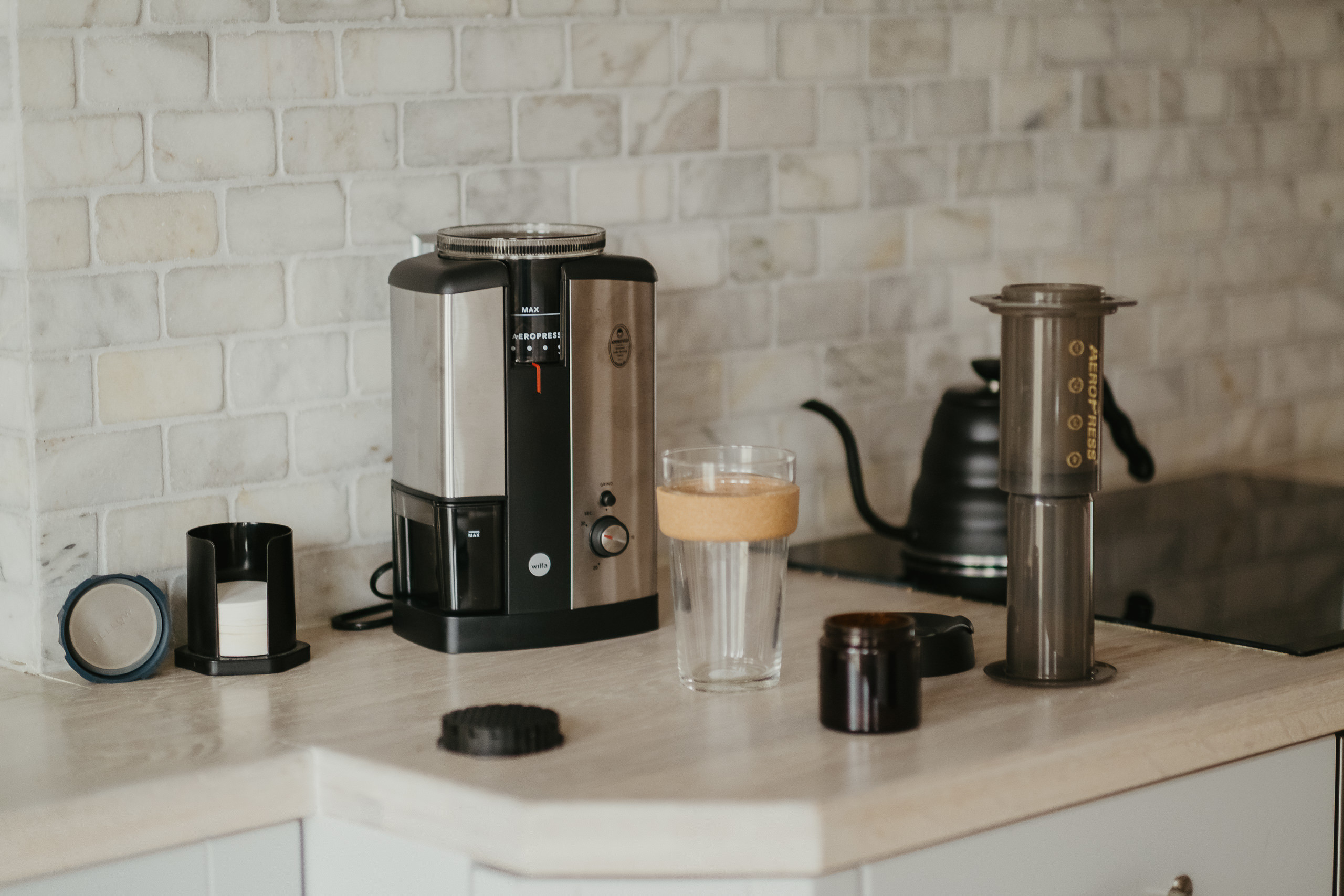 The Convenience Conundrum: Electric Coffee Maker vs. Manual Coffee